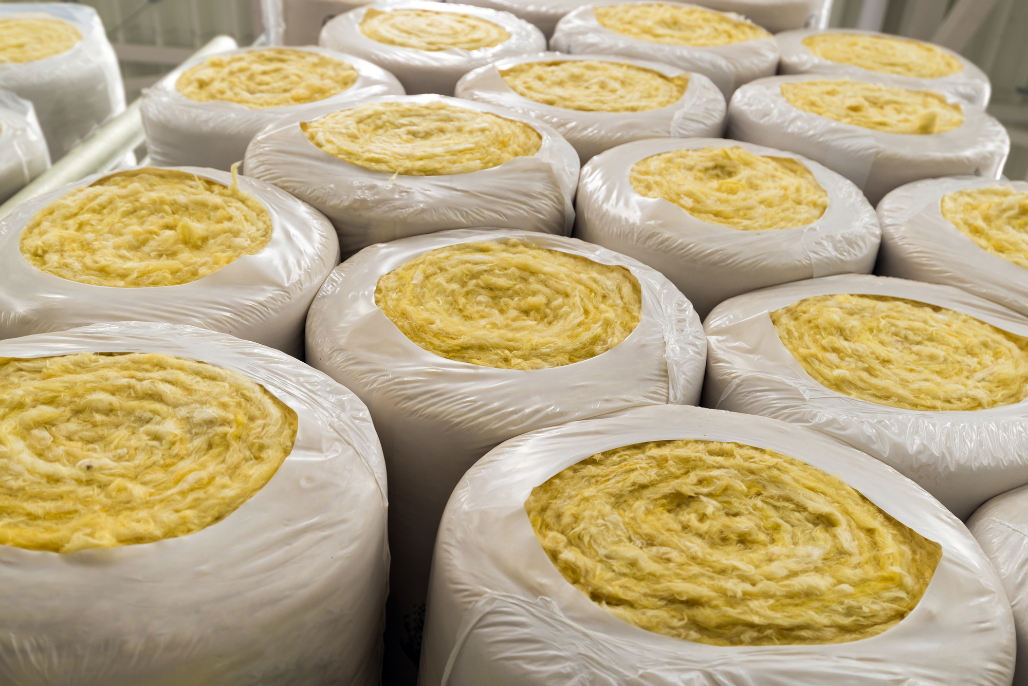 Thermal insulation material in roll and packaging